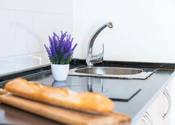 101 Bright With Pool View Apartment *